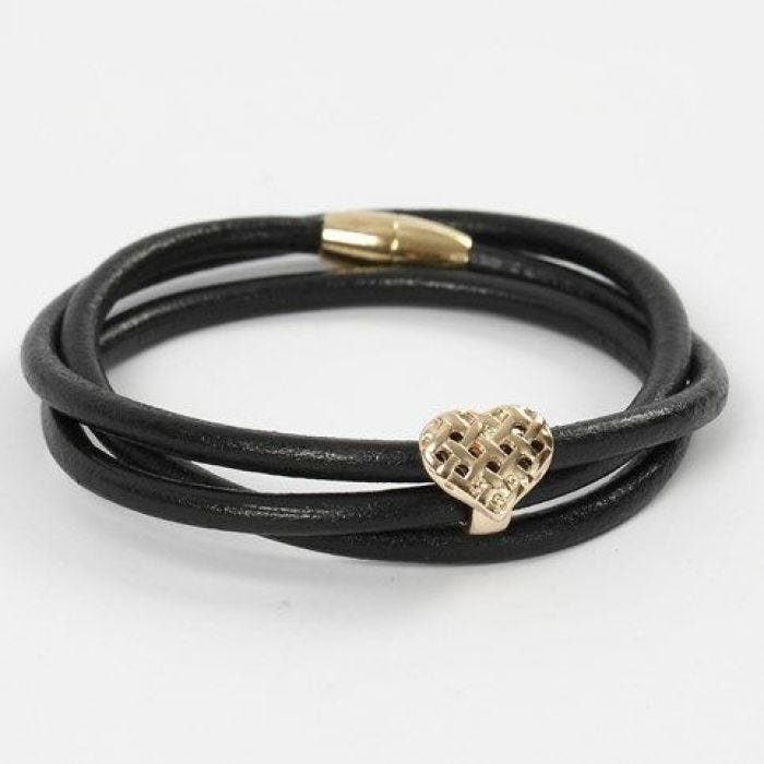 Een armband van leerkoord met een hart en magnetische sluiting