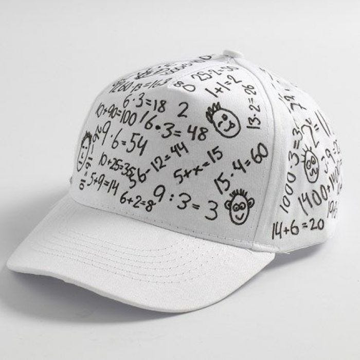 Een witte cap met zwarte decoraties