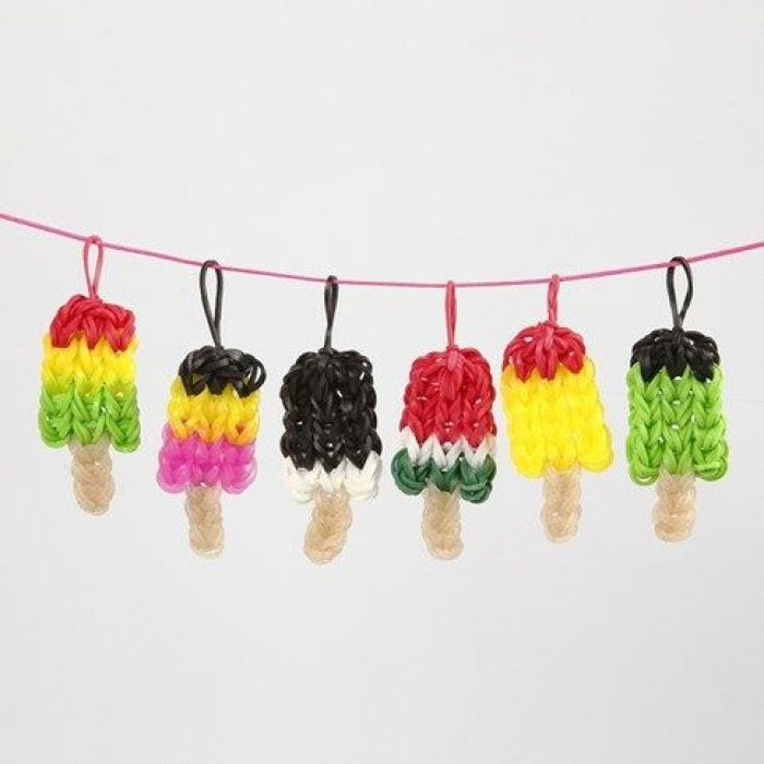 Kleine ijsjes gemaakt van elastiekjes op Rainbow Loom