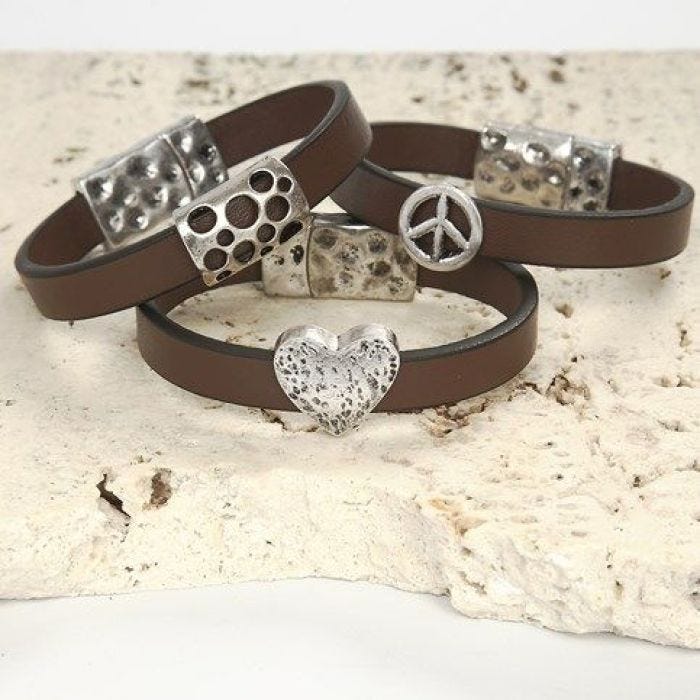 Armband van leerband met spacer kralen en magnetische sluiting