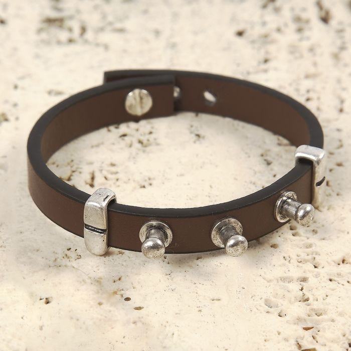 Armband gemaakt van leer met metalen studs