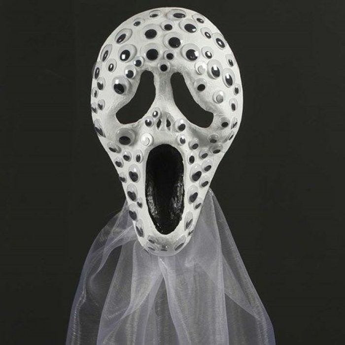Een volledig masker, gedecoreerd met wiebelogen en Organza