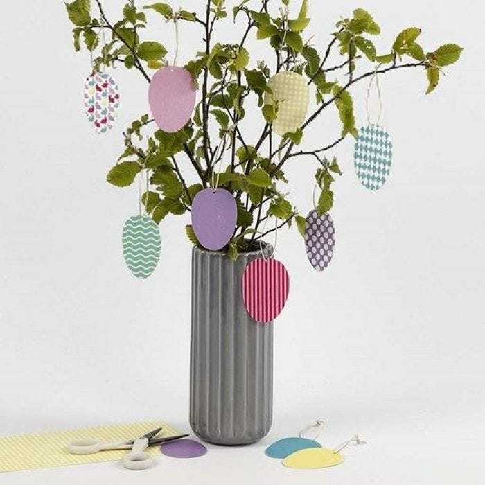 Decoratieve hangende eieren gemaakt van karton met een patroon