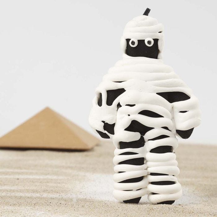 Een mummie van een stoffen pop ingewikkeld met Silk Clay