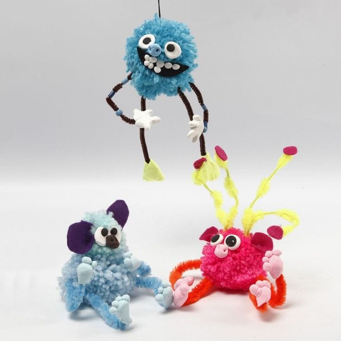 Fantasiedieren gemaakt van pompoms, chenille, kralen en Silk Clay