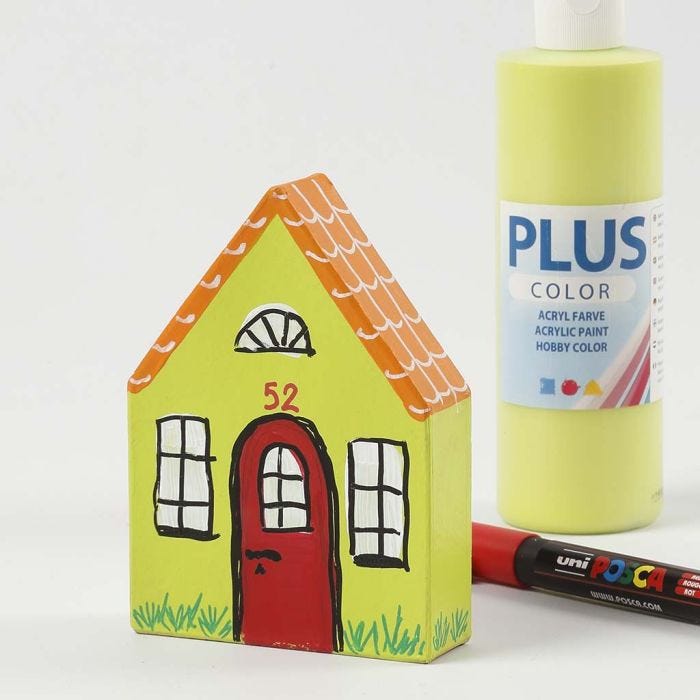 Papier-maché huis gedecoreerd met Uni Posca stiften