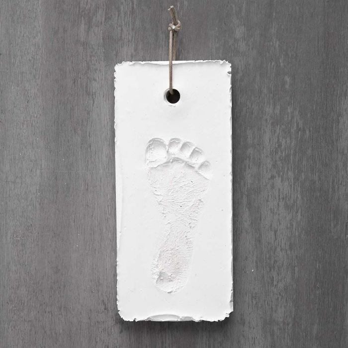 Voet- of handafdruk in witte gips