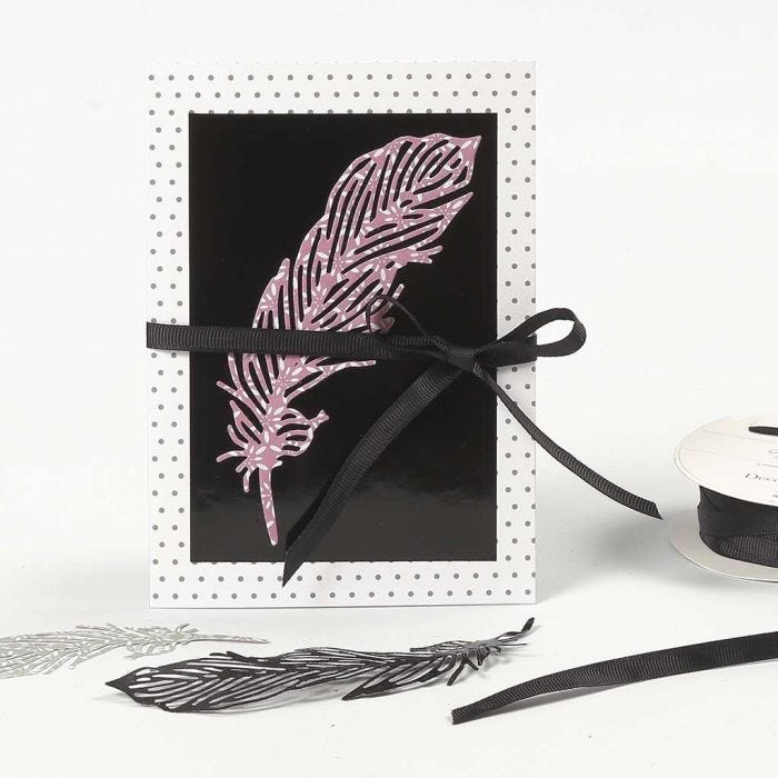 Kaart gedecoreerd met die-cut veer