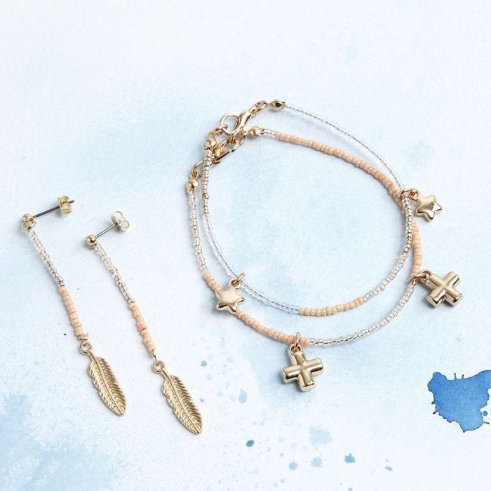 Armbanden en oorbellen met hangers