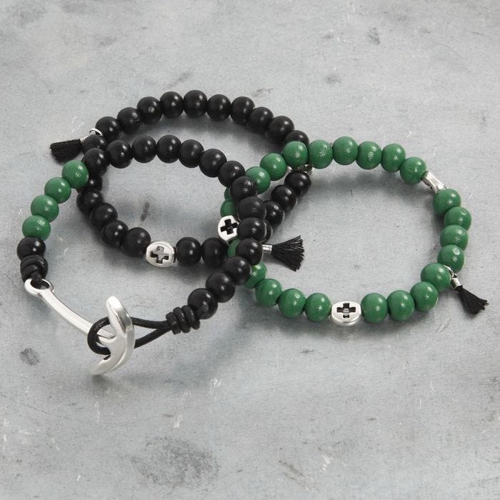 Armbanden met houten kralen en decoraties