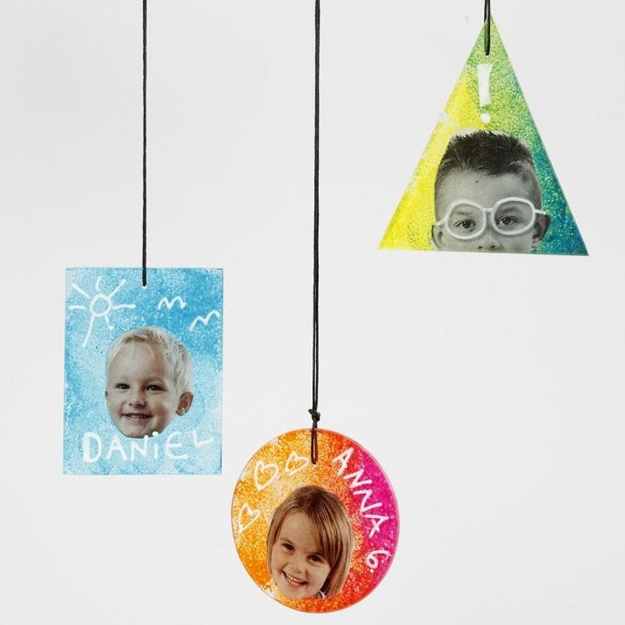 Hangende decoraties van glas met prints en teksten