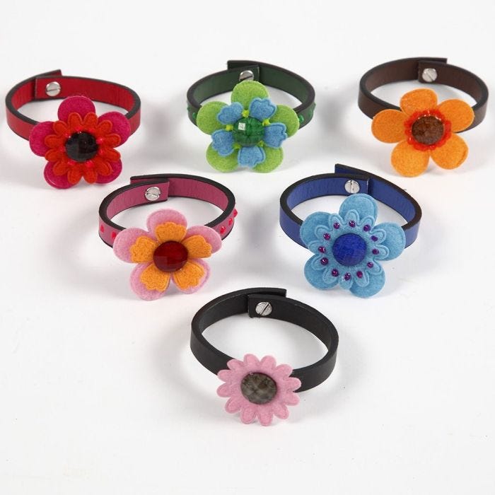 Leren armband met bloemen en cabochon