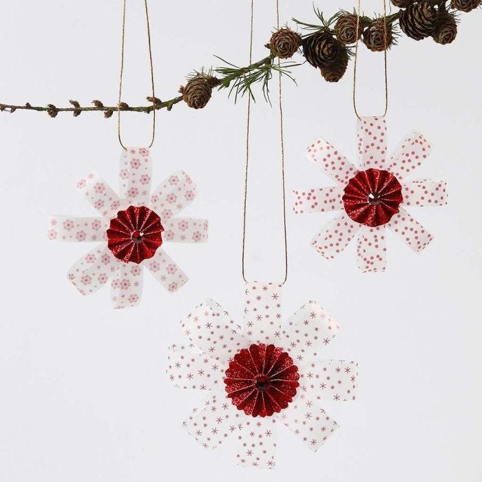 Hangende decoraties van vellum papierstroken gedecoreerd met een rosette en glitter