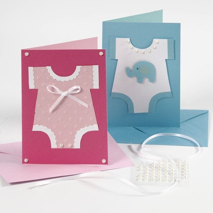 Een uitnodiging met een babyromper