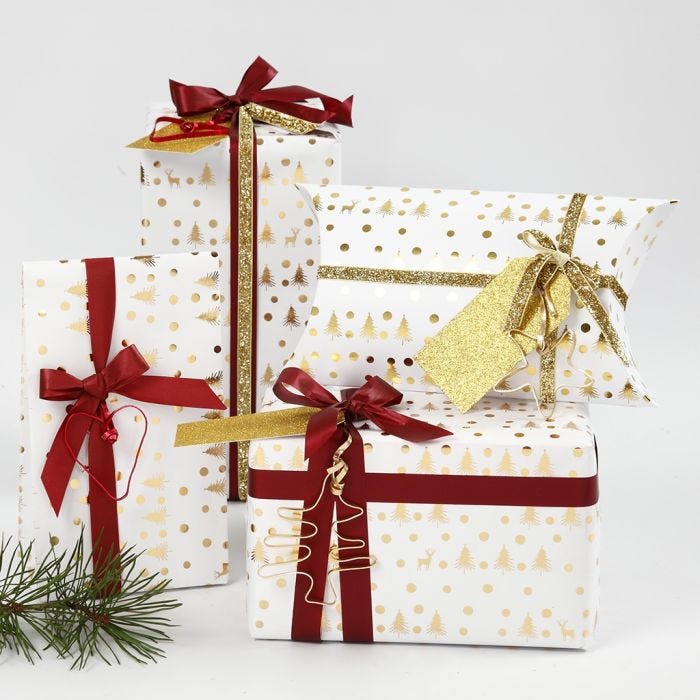 Kerstcadeaus verpakt in wit en goud geschenkpapier