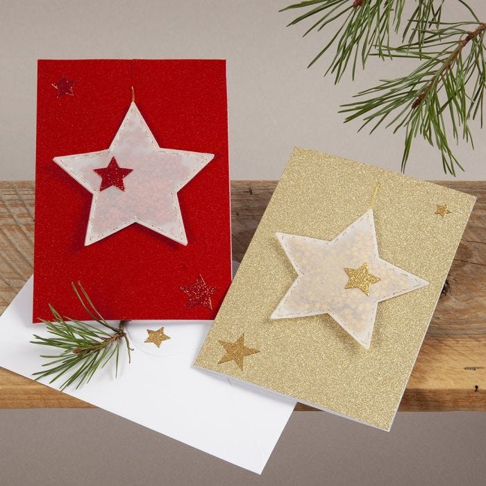 Kerstkaart met loshangende sterren van vellum