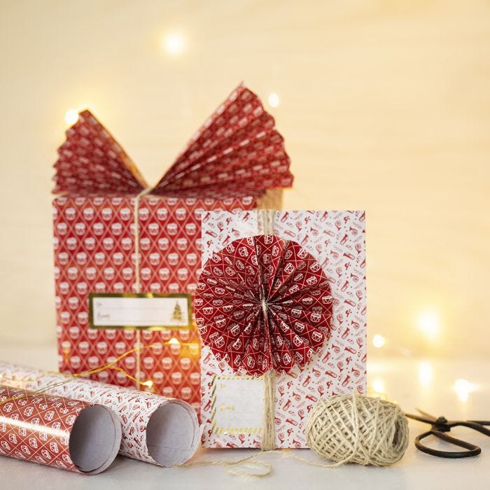 Cadeau met kerstcadeaupapier, een papieren waaier en rozet