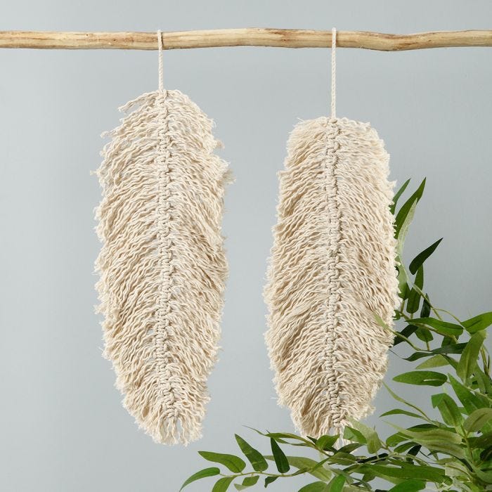 Een macramé hangende decoratie gevormd als blad