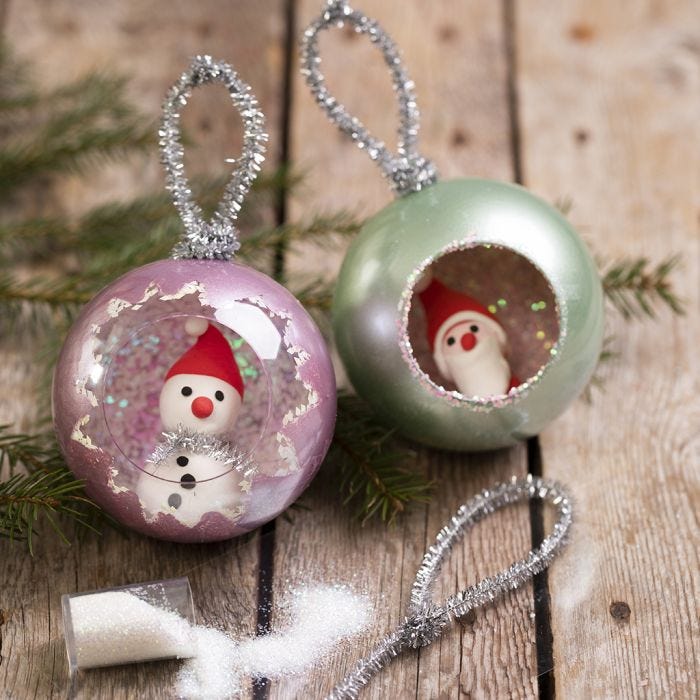 Kerstballen met Art Metal verf en Silk Clay minifiguren