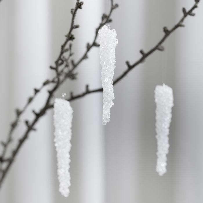 IJspegels om op te hangen gemaakt van Sticky Base en kunstmatige sneeuw