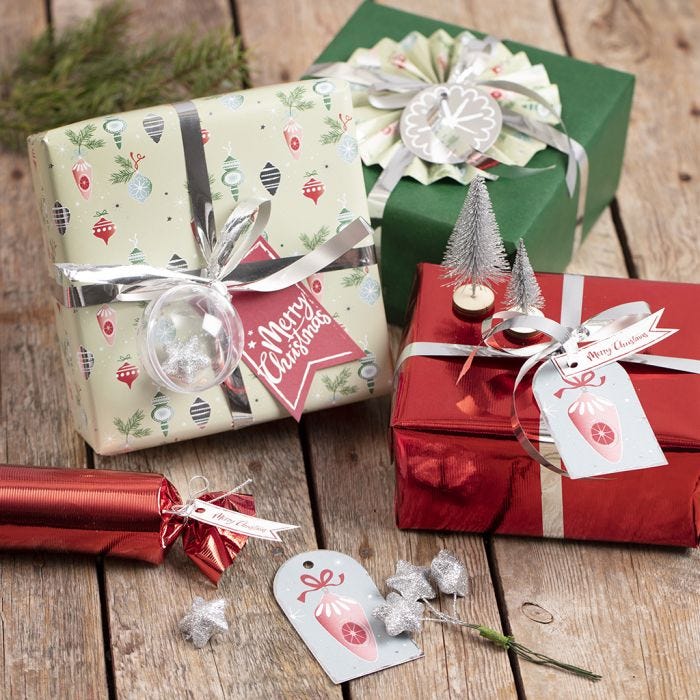 Cadeaus inpakken met kerstdecoraties