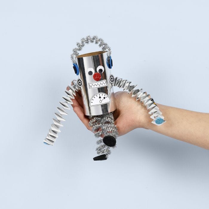 Een robot gemaakt uit een kartonnen koker