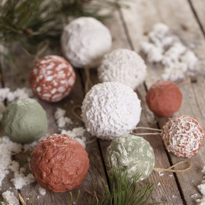 Kerstballen met papier-maché pulp