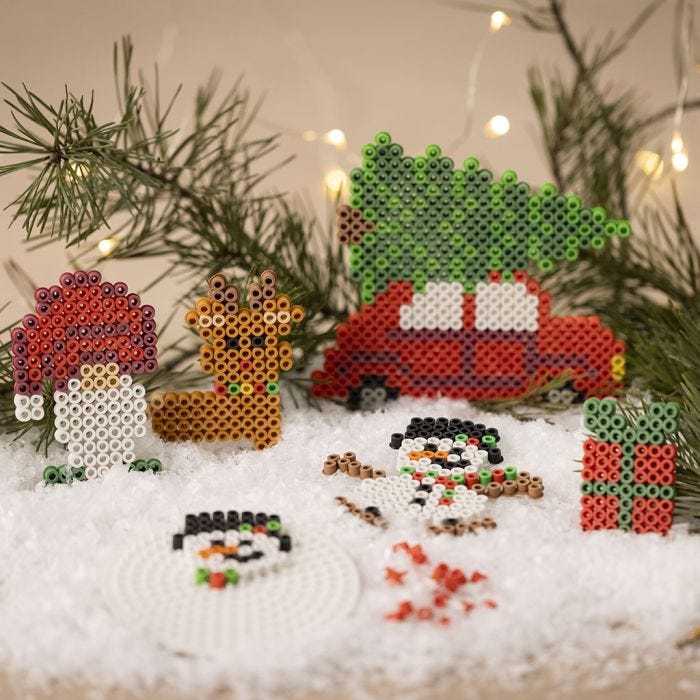 Kerstmotieven gemaakt van BioBeads