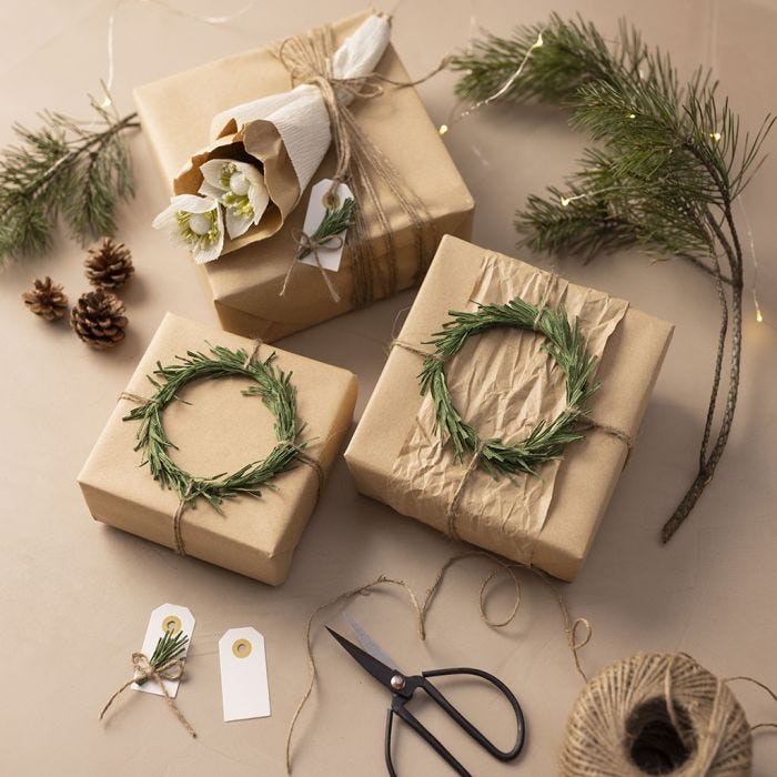 Cadeaus met groene kransen van crêpepapier