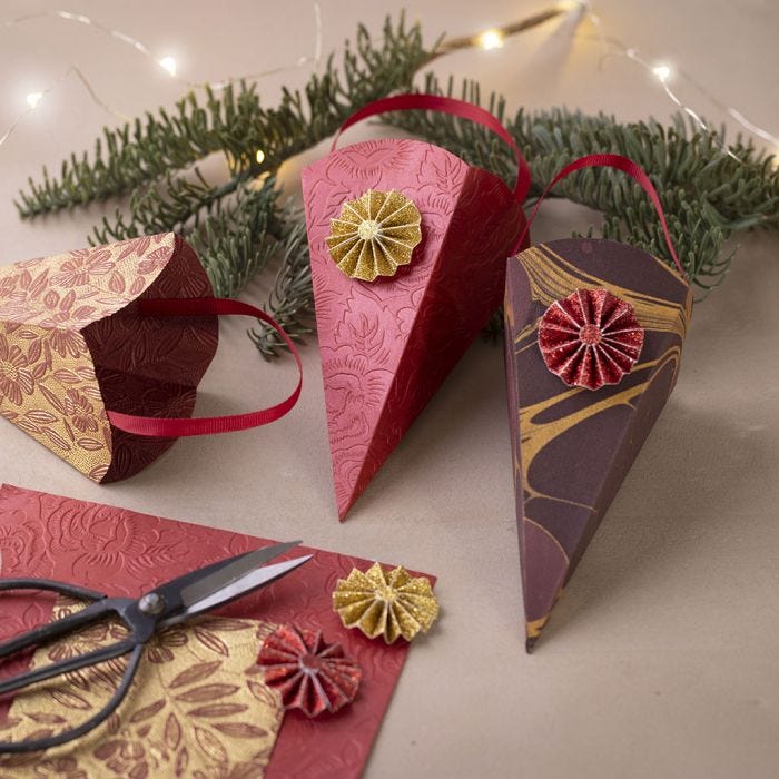 Decoratieve dennenappel voor kerst van handgeschept papier