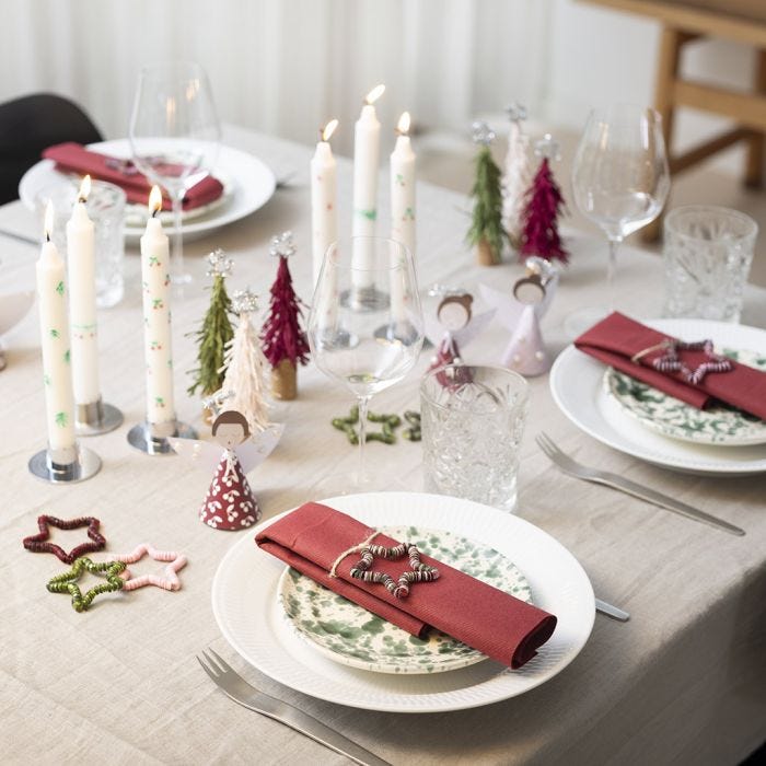 Zelfgemaakte kersttafeldecoratie