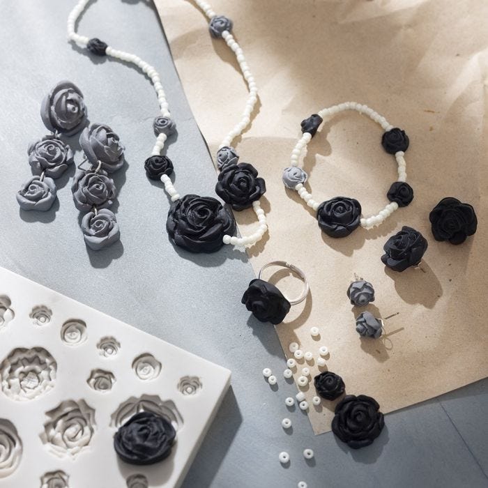 Sieraden met roos van klei