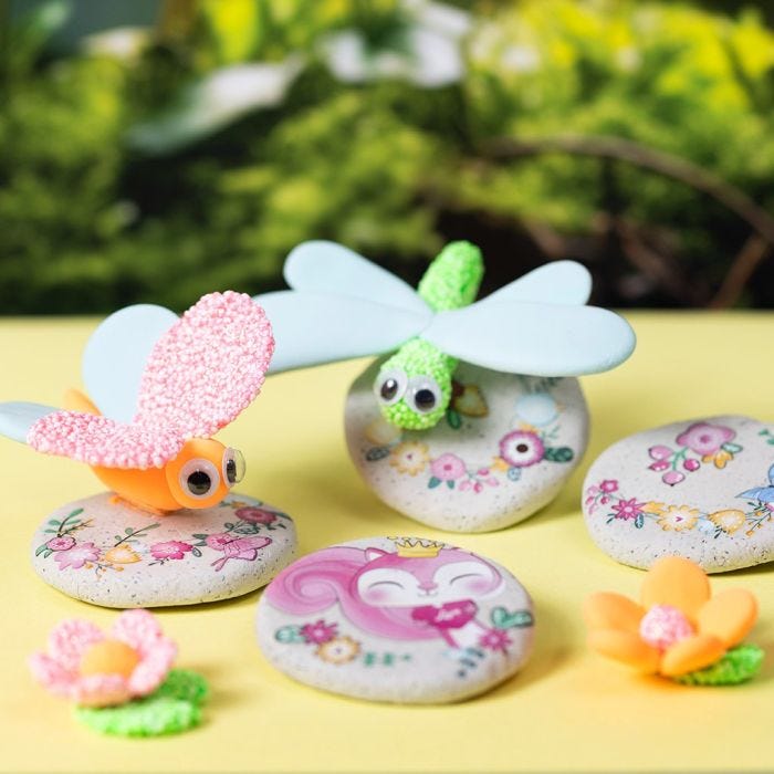 Geboetseerde stenen met stickers en insecten