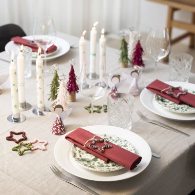 Zelfgemaakte kersttafeldecoratie