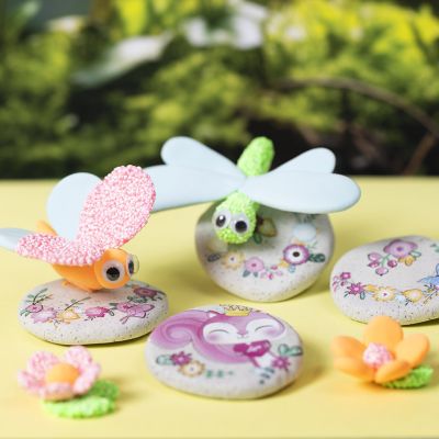 Geboetseerde stenen met stickers en insecten