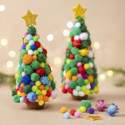 Kleurrijke kerstbomen met pompons