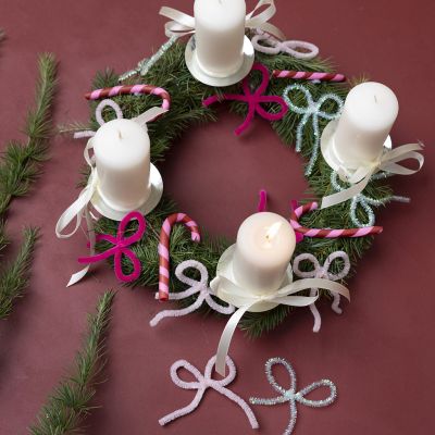 Kerstkrans met decoraties van fijne klei en chenilledraad 