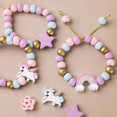 Elastisch bandje met houten kralen in pastelkleuren