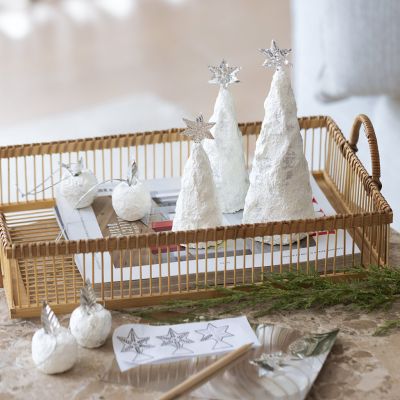 Kerstbomen en appels met pulp en zilverkleurige decoraties