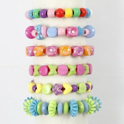 Armbanden van plastic kralen en gekleurd elastisch rijgkoord