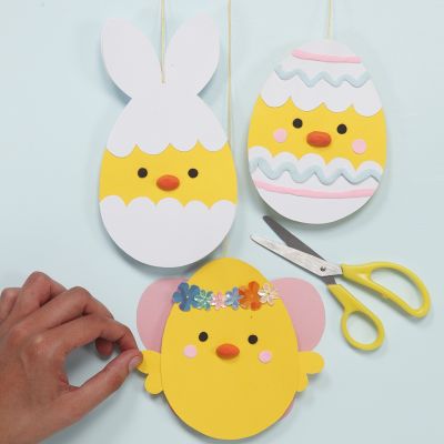 Kartonnen kuikens gedecoreerd met Silk Clay