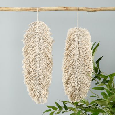 Een macramé hangende decoratie gevormd als blad