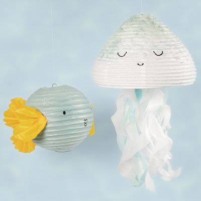 Een kwal en een vis van rijstpapierlampen gedecoreerd met hobbyverf en tissue papier
