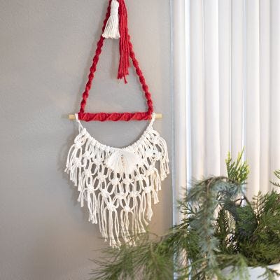 Geknoopte macramé kerstman om op te hangen