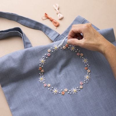 Textiel net met borduurwerk