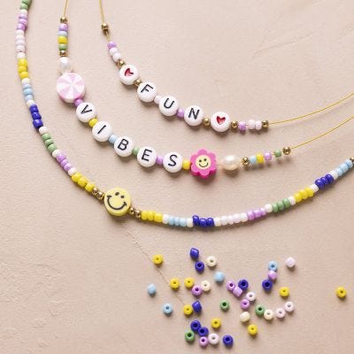 Kralenketting met letters en figuren