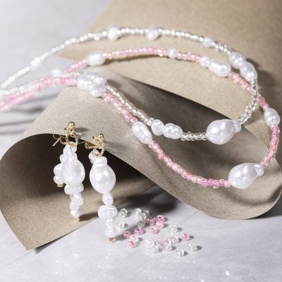 Ketting en oorbellen met parelmoerwitte kralen en rocailles 