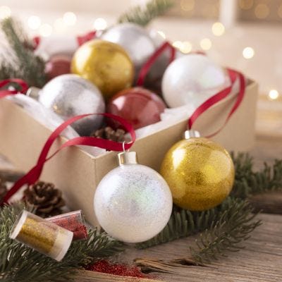 Kerstballen met glitter aan de binnenkant