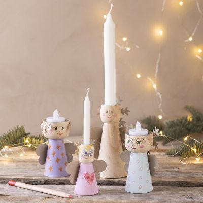 Houten kaarsenhouders om de kerstsfeer te verspreiden