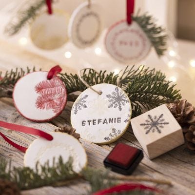 Kerstdecoraties van zelfhardende klei met gestanste versieringen